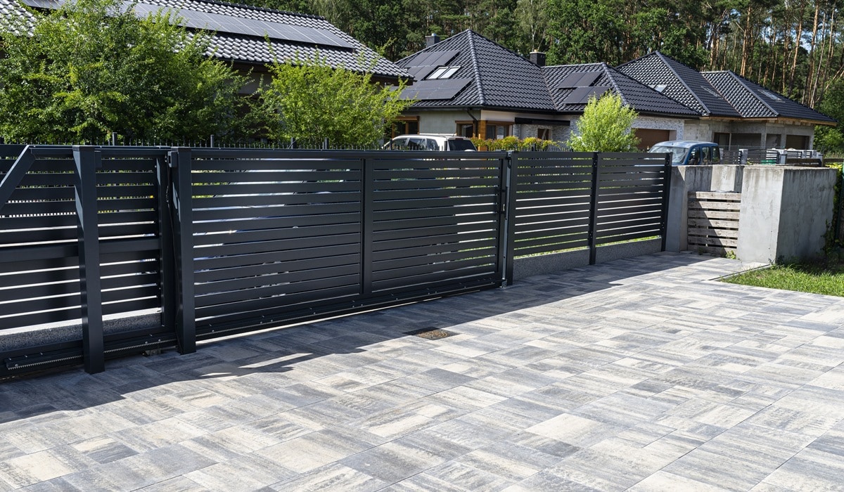 bold fence colors